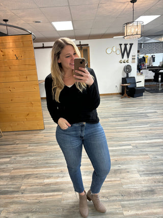 Sandalwood Long Sleeve Vneck | Black