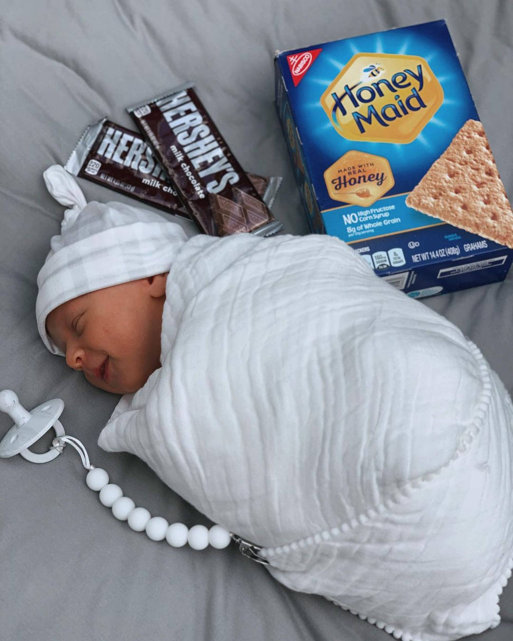 Ali+Oli Silicone Pacifier Clip | White